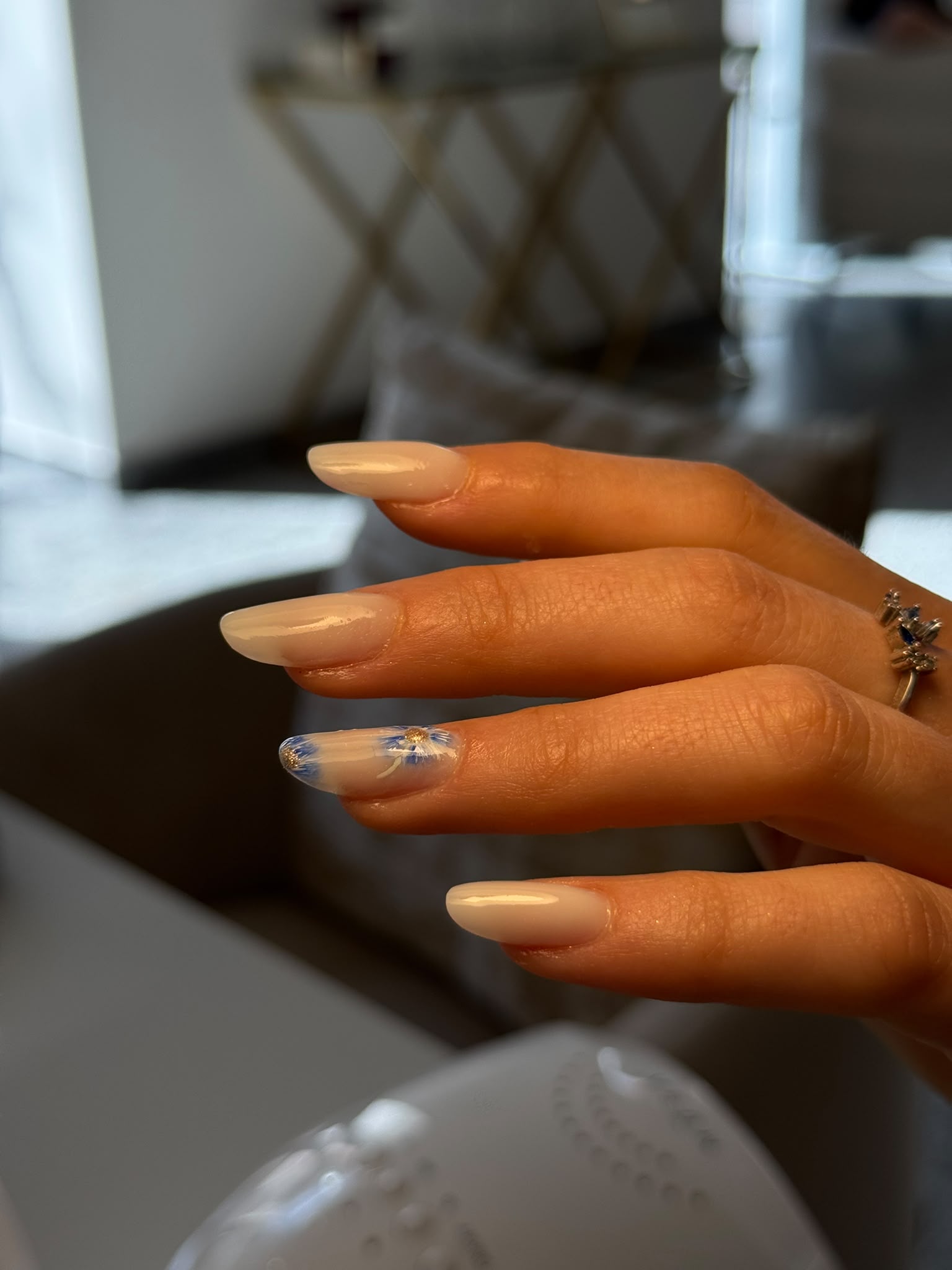 Nail art floreale realizzata da Velvet Beauty Lounge