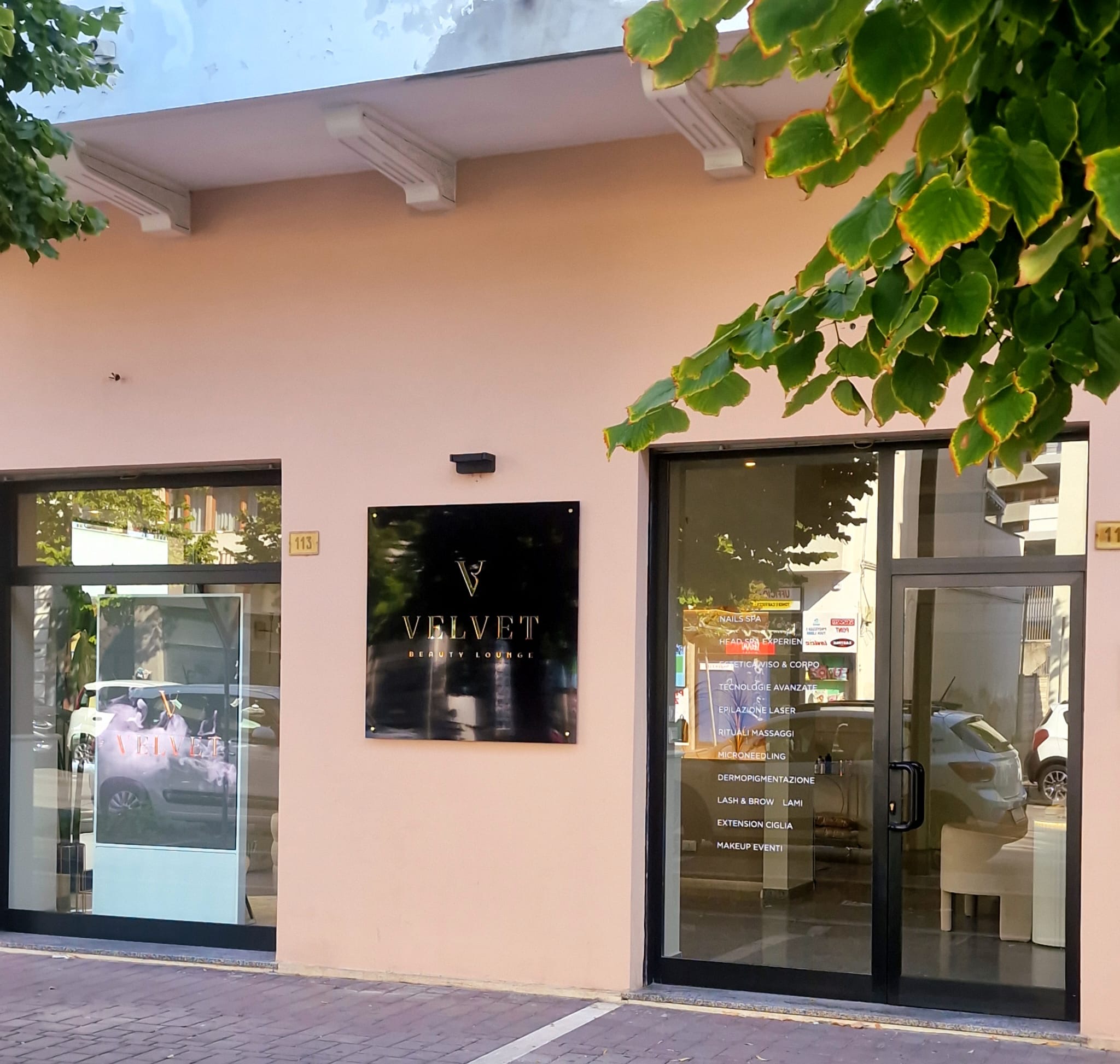 Ingresso di Velvet Beauty Lounge al civico 115
