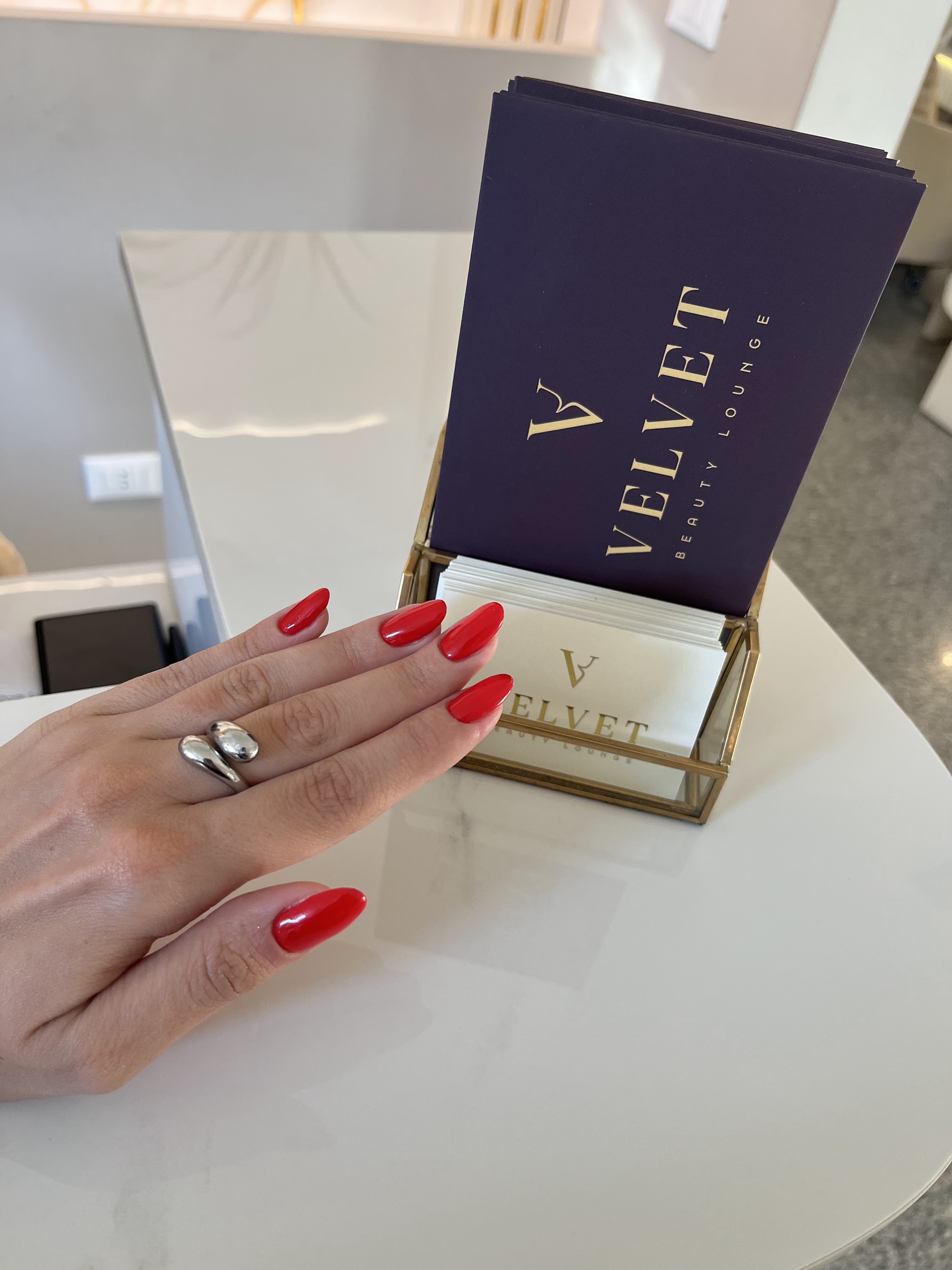 Manicure rossa e materiale Velvet Beauty Lounge