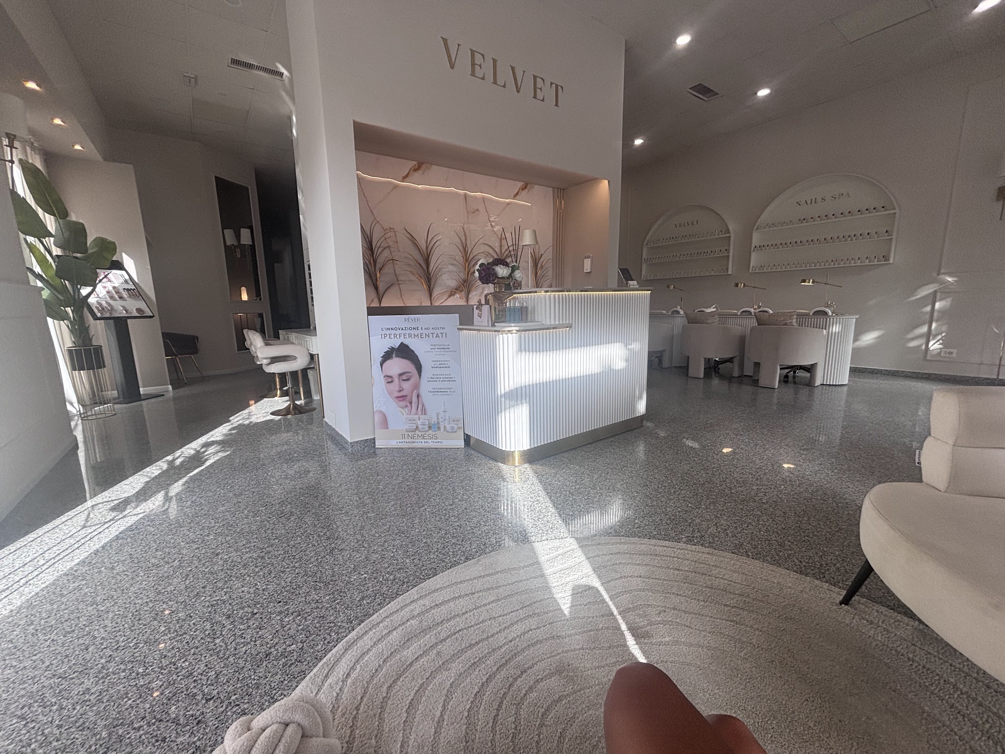 Vista panoramica dell'interno di Velvet Beauty Lounge