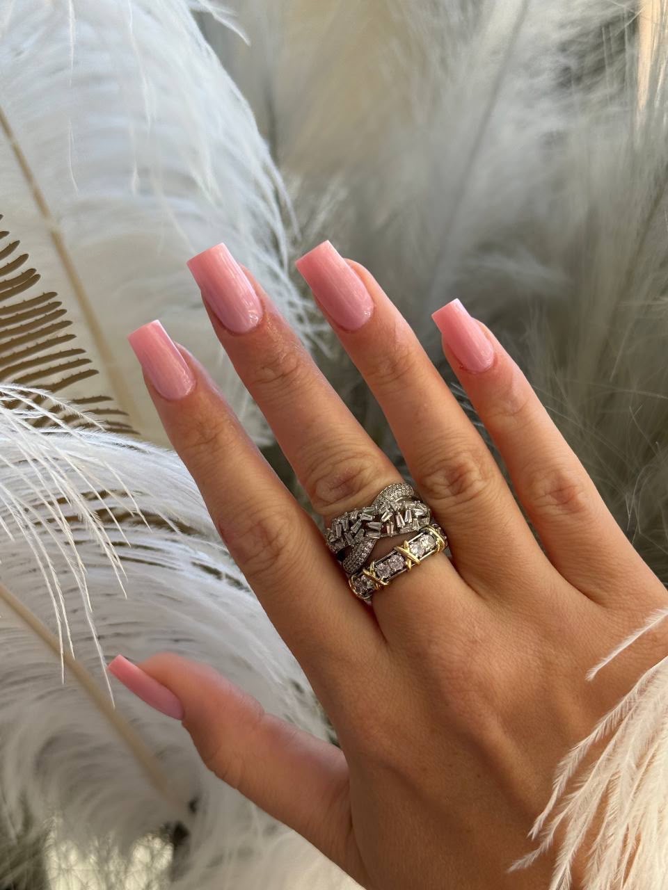 Manicure rosa realizzata da Velvet Beauty Lounge